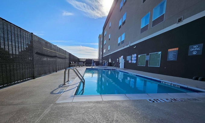 Red Oak Hotel | Pet-Friendly Retreat at La Quinta Inn & Suites in Red Oak