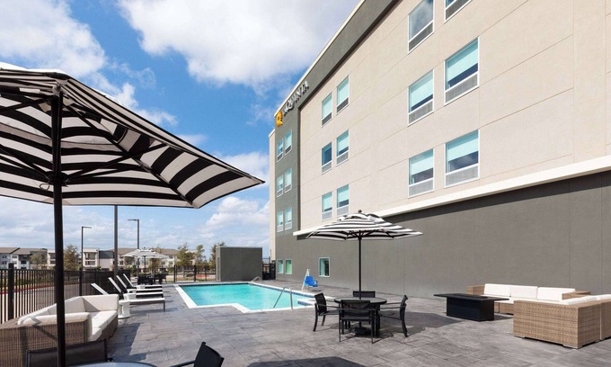 McNeil Hotel | Modern Comfort at La Quinta Inn & Suites, Austin Parmer