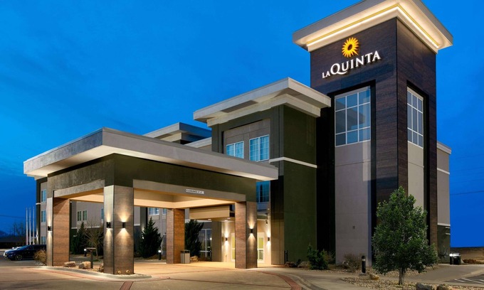 Clinton Hotel | Pet-Friendly Escape at La Quinta Inn & Suites Clinton