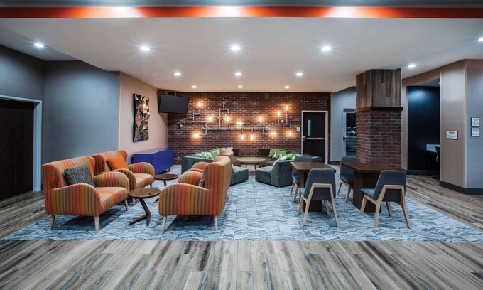 Owasso Hotel | Pet-Friendly La Quinta Inn & Suites with Pool Access