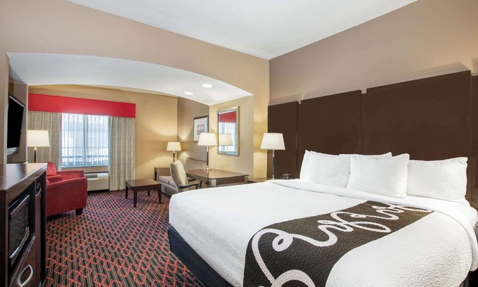 Conway Hotel | Comfortable Stay at La Quinta Inn & Suites in Conway