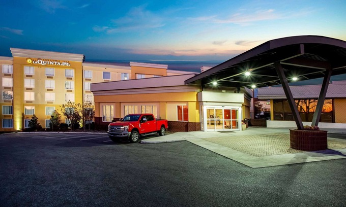 Lynchburg Hotel | Pet-Friendly Escape at La Quinta Inn & Suites Lynchburg