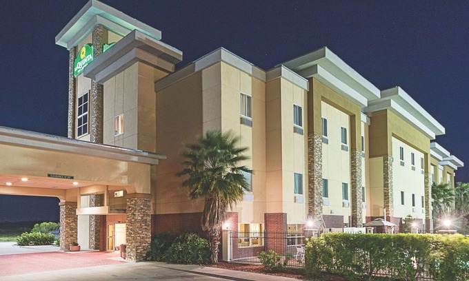 Mathis Hotel | Pet-Friendly La Quinta Inn & Suites with Pool & Breakfast