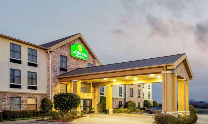 Denison Hotel | Pet-Friendly Getaway at La Quinta Inn & Suites Denison