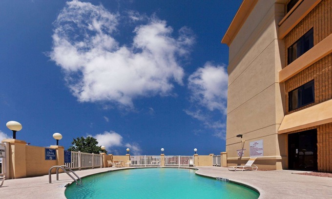El Paso Hotel | Pet-Friendly Retreat at La Quinta Inn & Suites El Paso West