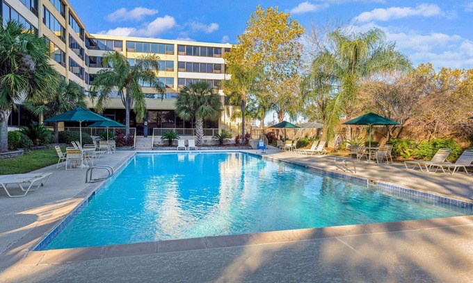 Kenner - Louis Armstrong International Airport Hotel | Convenient Stay at La Quinta Inn & Suites New Orleans Airport