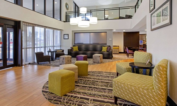 Romulus Hotel | Pet-Friendly La Quinta Inn & Suites Near Detroit Airport