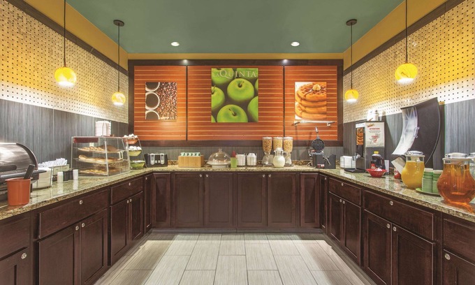 Elizabethtown Hotel | Pet-Friendly Stay at La Quinta Inn & Suites Elizabethtown
