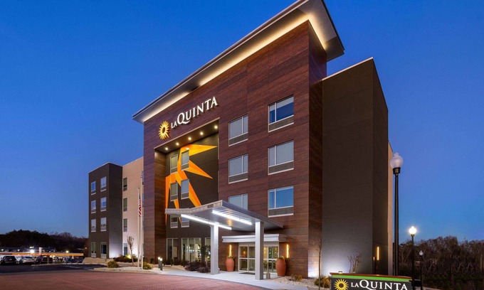 Locust Grove Hotel | Pet-Friendly Retreat: La Quinta Inn & Suites Locust Grove