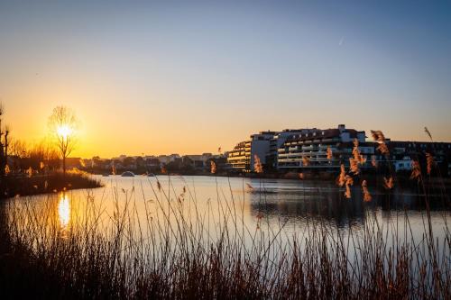 Albertstrand Hotel | Discover La Réserve Resort: Oceanfront Bliss with Spa Access