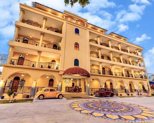 Pak Chong Hotel | Discover La Reina Maroc Hotel with Pool & Ocean Views