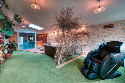 Entraigues-sur-la-Sorgue Apartment | Relax at La Remise en Forme: 4-Star Oceanfront Retreat