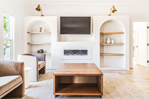 Mid City Villa | Discover LA Retreat: Stylish Family-Friendly 3BR Villa