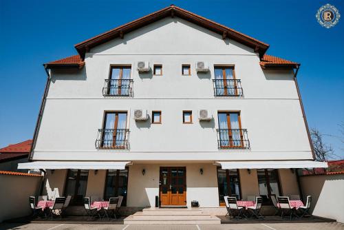 Three Oaks House | Discover La Rezidenta: Family-Friendly Retreat with 9.6/10 Score