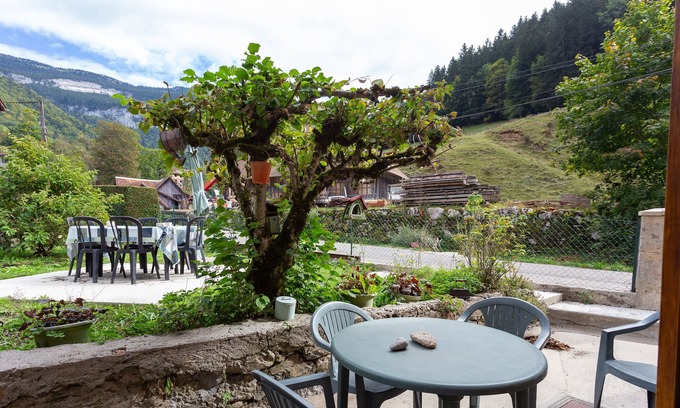 Saint-Pierre-d'Entremont Apartment | Cozy St Meme River Retreat with Pool and Breakfast Included