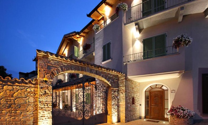 Carru Bed & Breakfast | Discover La Rocca: 4-Star, Pet-Friendly Accommodations