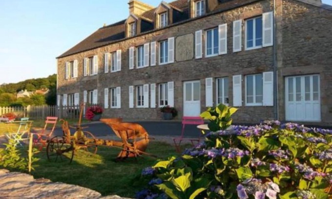 Omonville-la-Petite Hotel | Pet-Friendly La Roche du Marais with Oceanfront Views