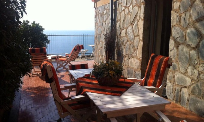 Bergeggi Apartment | Experience La Rosa dei Venti: Family-Friendly with Pool