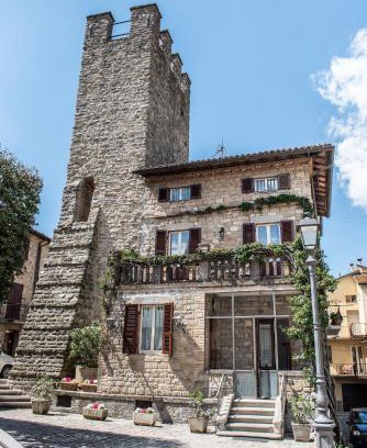 Valfabbrica House | Discover La Rosa di Francesco Inn: Family-Friendly Retreat