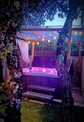 Neoules Bed & Breakfast | Escape to La Rose des Vents: Poolside Oceanfront Bliss