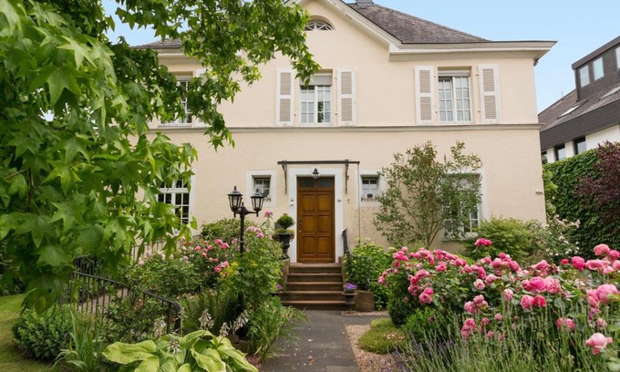 Wittlich House | La Roseraie: Guest Rated 9/10 with Breakfast & Hot Tub