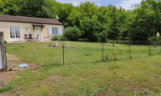 Creysse Apartment | La Roseraie: Family-Friendly Stay with Kitchen Amenities