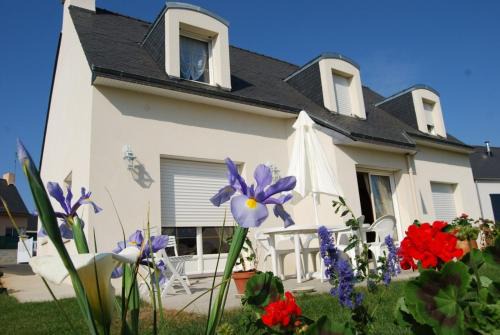 Ergue-Gaberic Bed & Breakfast | Discover La Roseraie: Family-Friendly with Breakfast & More