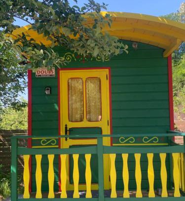 Audelange House | Enchanting La Roulotte de Moulin Rouge: Family-Friendly Retreat