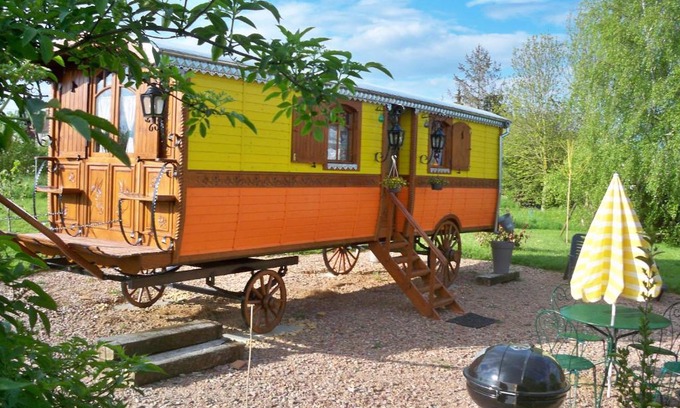 La Hoguette Bed & Breakfast | Experience La roulotte de Pommette et Billy: 10/10 Stay