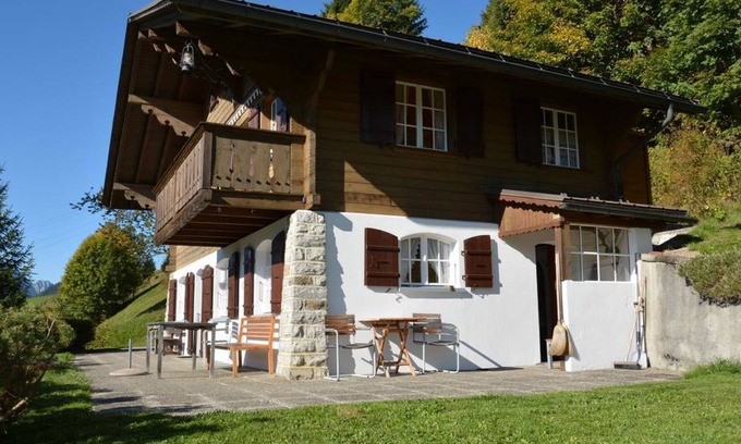 Saanenmoeser Apartment | Experience La Ruche: Family-Friendly Chalet with Spa & Breakfast