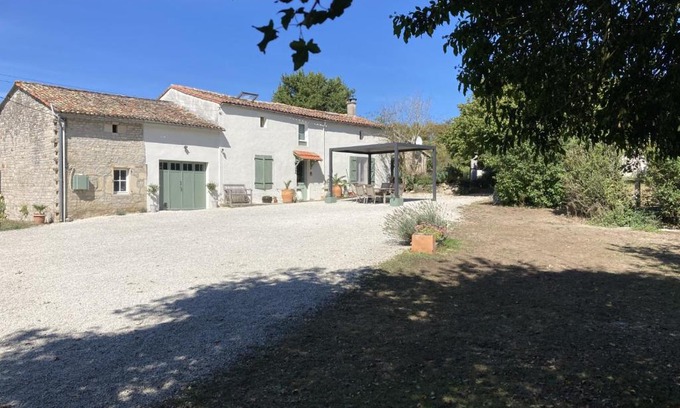 Paizay-Naudouin-Embourie Bed & Breakfast | Pet-Friendly Getaway: La Ruche, Rated 9.7/10 by Guests