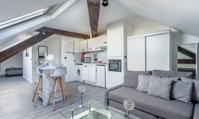 Republique - Les Ponts Apartment | Cozy La Secrète: Stylish Rooftop Apartment with Spa Access