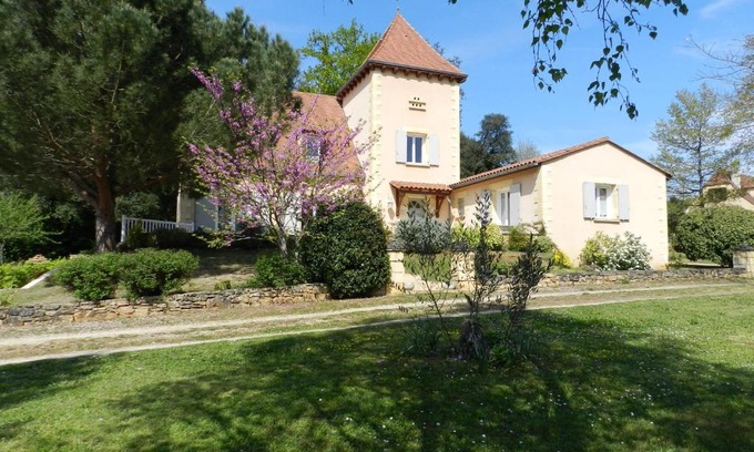 Carsac-Aillac Bed & Breakfast | Discover La Sembelie: Oceanfront Bliss & 9.6/10 Rating