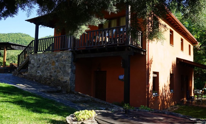 Las Medulas House | Discover La Senda Tourist Hostel: Relax by the Lake