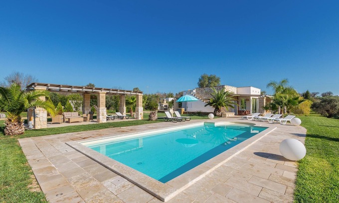 Salve House | Explore Ocean View Bliss at 496 La Serrazza Hotel