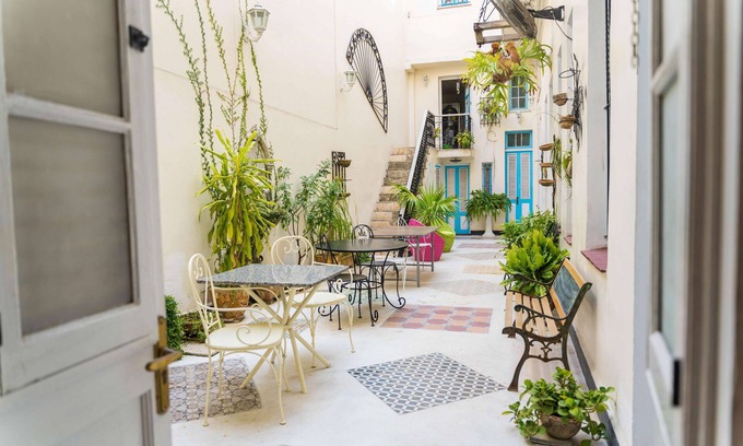 Centro Havana Bed & Breakfast | Discover La Siguaraya: Spa Retreat with Family-Friendly Amenities