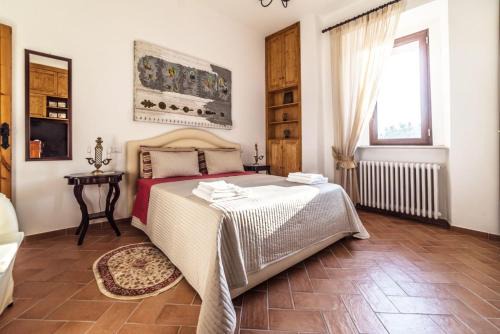 Rocchetta a Volturno Bed & Breakfast | Experience La Sorgente: Oceanfront Retreat with Pool