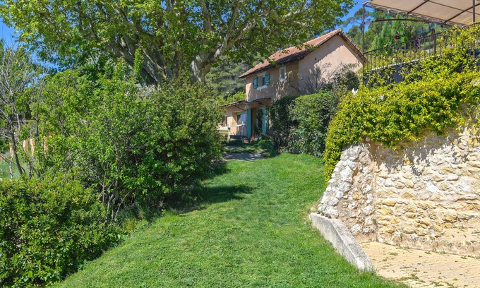 Villelaure House | Stay at La Source: Cozy Gîte with Terrace and Spa