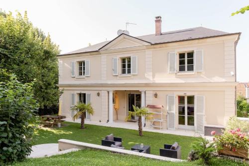 Bougival House | Unwind at La Source de Bougival: Top-Rated with Hot Tub