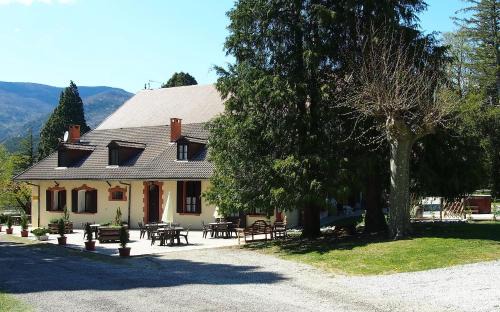 Saint-Pierre-d'Argencon Bed & Breakfast | Discover La Source: Pet-Friendly Haven with Dining Options