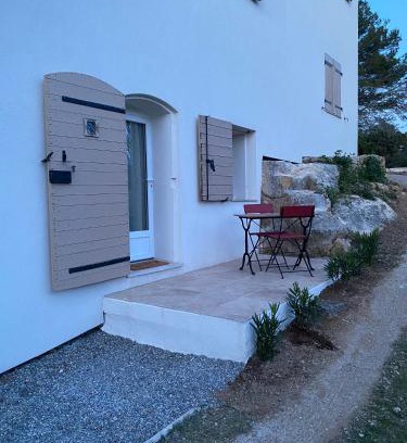 Jouques Apartment | Idyllic La Studette Provençale with Pool & Ocean Views