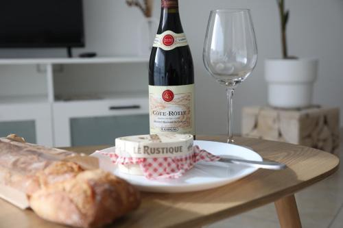 Saint-Cyr-l'Ecole Apartment | Discover Family-Friendly Comfort at La Suite Est-Versaillais