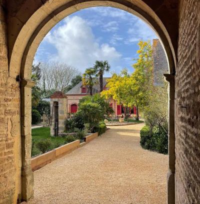 Sainte-Mere-Eglise Bed & Breakfast | Modern La Suite: 4-Star Comfort with Hot Tub & Breakfast