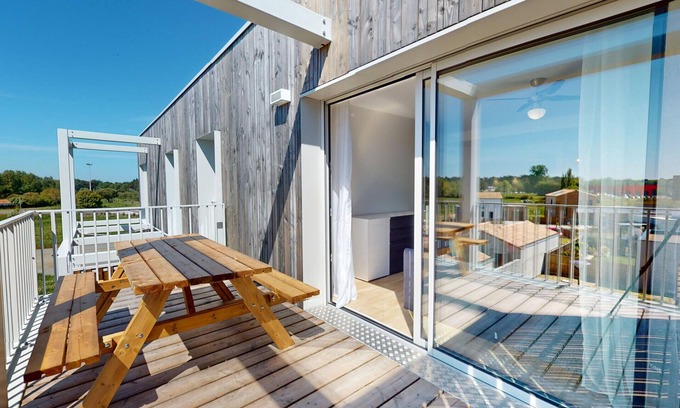 Givrand Apartment | Relax at La Suite Marée Douce - Family-Friendly Retreat