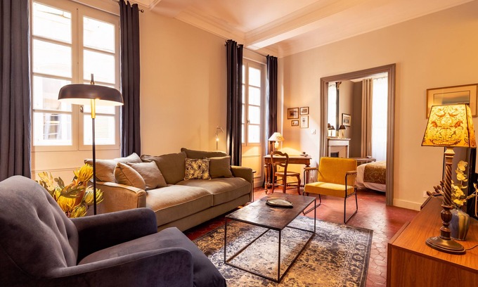 Avignon City Centre Apartment | Elegant La Suite N°3: Historic Center with Family Amenities