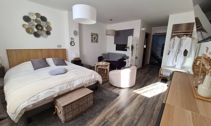 Buhl-Lorraine Bed & Breakfast | Delightful Retreat at La Suite Volupté with Dining & Family Comfort