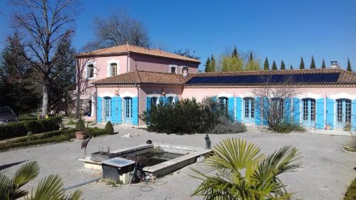 Lussas-et-Nontronneau Bed & Breakfast | Enjoy Oceanfront Bliss at La Table de Pierre Hotel