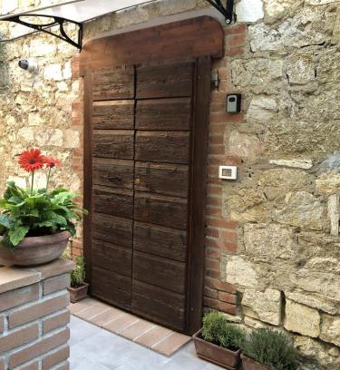 Santarello Apartment | Welcoming La Tana di Ghino di Tacco: Family-Friendly Stay