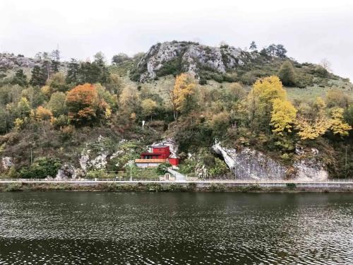 Bouvignes-sur-Meuse House | Pet-Friendly Retreat at La tanière Dinant, Rated 8.8/10