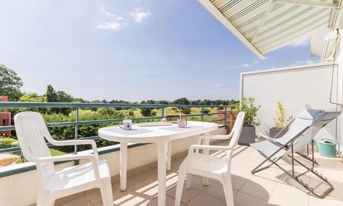 Pornic Apartment | Discover La Terrasse du Golf: Family-Friendly with Pool & Hot Tub